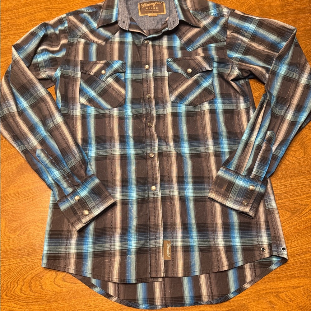 Wrangler Gray and Blue Plaid Button Down Shirt